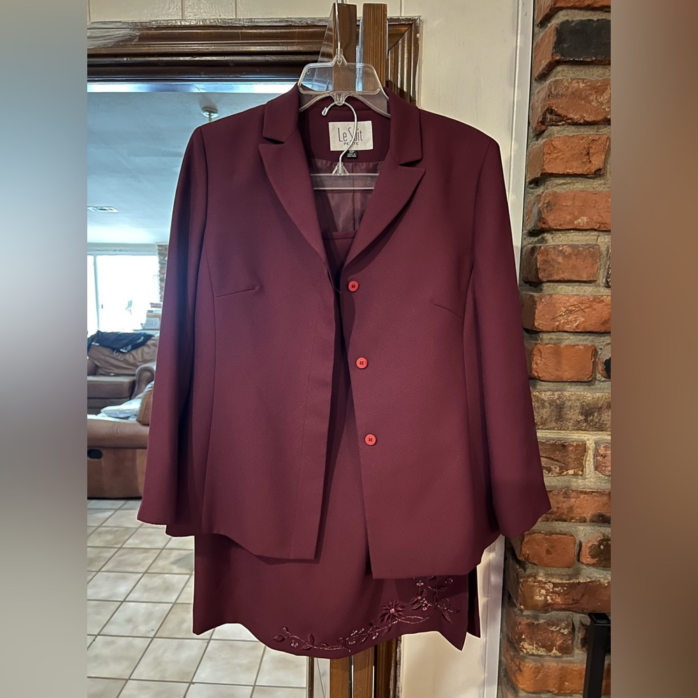 Women’s Le Suit 2 piece suit. Size 10P
